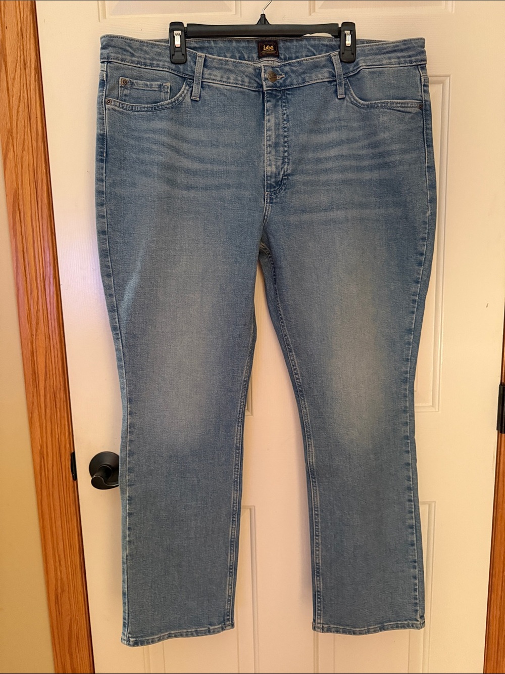 Lee Women’s Light Blue Mid-Rise Straight-Leg Jeans New with tags.